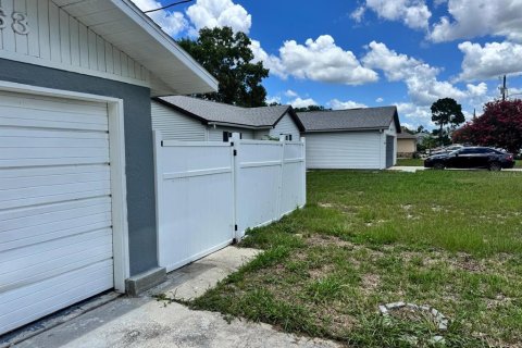 House in Spring Hill, Florida 3 bedrooms, 131.55 sq.m. № 1802114 - photo 1