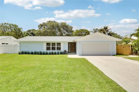 House in Jupiter, Florida 3 bedrooms, 156.26 sq.m. № 2086948