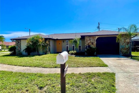 House in Holiday, Florida 2 bedrooms, 144.65 sq.m. № 1865972 - photo 1