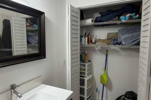 Condo in Doral, Florida, 2 bedrooms  № 2086903 - photo 13