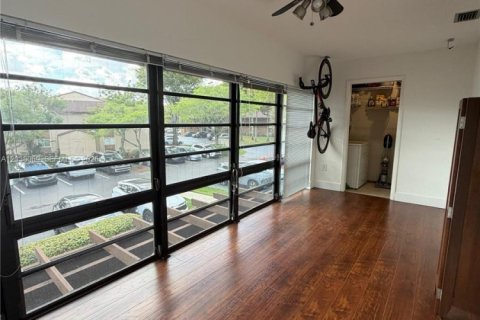 Condo in Doral, Florida, 2 bedrooms  № 2086903 - photo 9