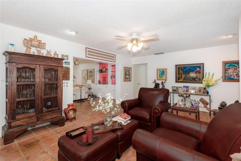House in Miami, Florida 3 bedrooms, 170.2 sq.m. № 1814242 - photo 6