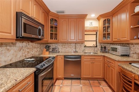 House in Miami, Florida 3 bedrooms, 170.2 sq.m. № 1814242 - photo 21