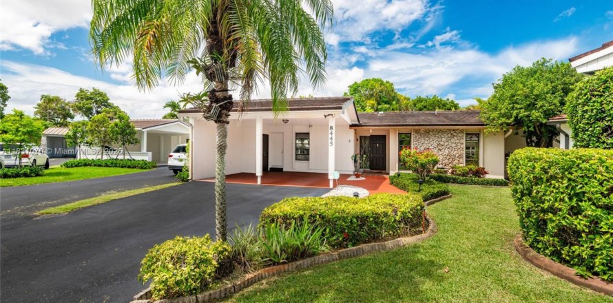 House in Miami, Florida 3 bedrooms, 170.2 sq.m. № 1814242