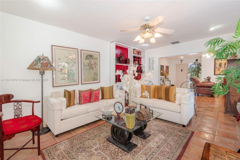House in Miami, Florida 3 bedrooms, 170.2 sq.m. № 1814242 - photo 14