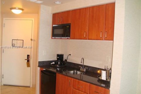 Condominio en venta en Sunny Isles Beach, Florida, 51.19 m2 № 1983291 - foto 5