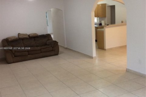 Villa ou maison à louer à Miami Springs, Floride: 3 chambres, 177.54 m2 № 1982047 - photo 6