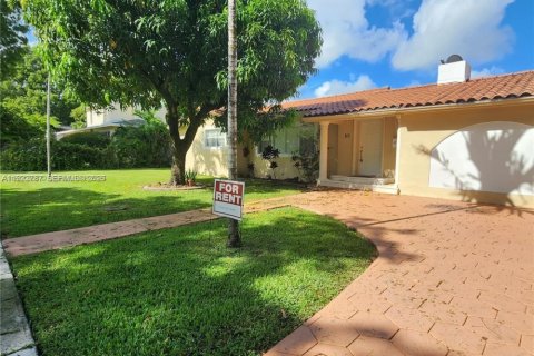 Villa ou maison à louer à Miami Springs, Floride: 3 chambres, 177.54 m2 № 1982047 - photo 1