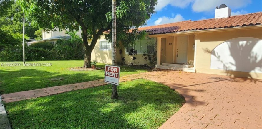 Villa ou maison à Miami Springs, Floride 3 chambres, 177.54 m2 № 1982047