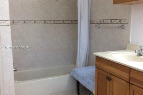 Villa ou maison à louer à Miami Springs, Floride: 3 chambres, 177.54 m2 № 1982047 - photo 10