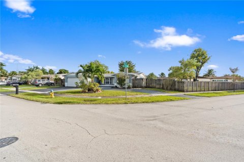 Casa en alquiler en Pembroke Pines, Florida, 3 dormitorios, 177.16 m2 № 1993600 - foto 12