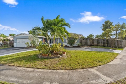 Casa en alquiler en Pembroke Pines, Florida, 3 dormitorios, 177.16 m2 № 1993600 - foto 2