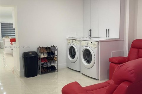 Villa ou maison à vendre à Miami, Floride: 2 chambres, 91.32 m2 № 1991892 - photo 29