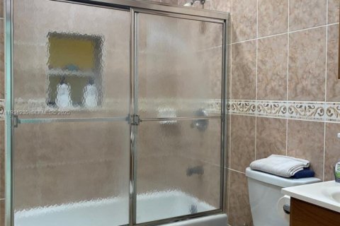 Villa ou maison à vendre à Miami, Floride: 2 chambres, 91.32 m2 № 1991892 - photo 27