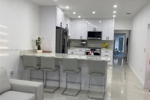 Villa ou maison à vendre à Miami, Floride: 2 chambres, 91.32 m2 № 1991892 - photo 3