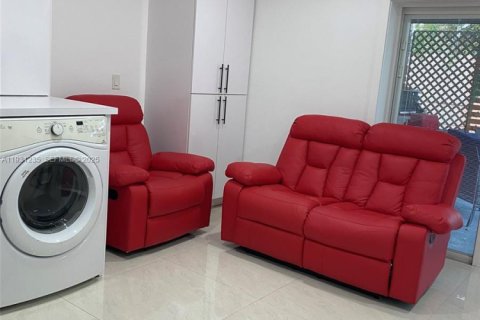 Villa ou maison à vendre à Miami, Floride: 2 chambres, 91.32 m2 № 1991892 - photo 28