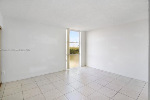 Condominio en venta en North Miami, Florida, 2 dormitorios, 83.98 m2 № 1955962 - foto 15