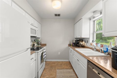 House in Eustis, Florida 3 bedrooms, 97.83 sq.m. № 1743000 - photo 9