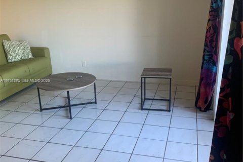 Condominio en alquiler en Sunrise, Florida, 2 dormitorios, 75.72 m2 № 2010364 - foto 4