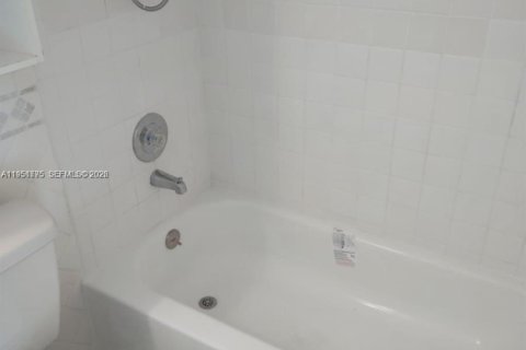 Condominio en alquiler en Sunrise, Florida, 2 dormitorios, 75.72 m2 № 2010364 - foto 5