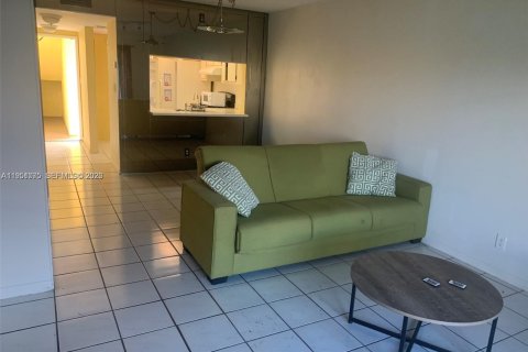 Condominio en alquiler en Sunrise, Florida, 2 dormitorios, 75.72 m2 № 2010364 - foto 3