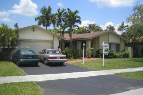 House in Miami, Florida 4 bedrooms, 185.71 sq.m. № 2003278