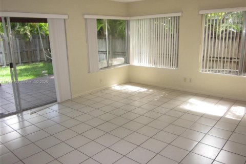 Villa ou maison à louer à Miami, Floride: 4 chambres, 185.71 m2 № 2003278 - photo 4
