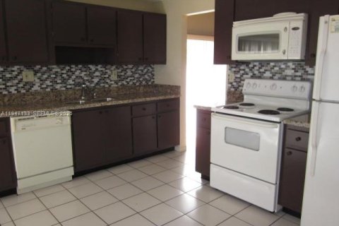 Villa ou maison à louer à Miami, Floride: 4 chambres, 185.71 m2 № 2003278 - photo 6