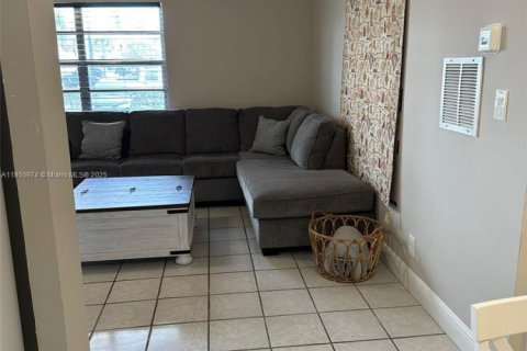 Condo in Hollywood, Florida, 1 bedroom  № 1855242 - photo 2