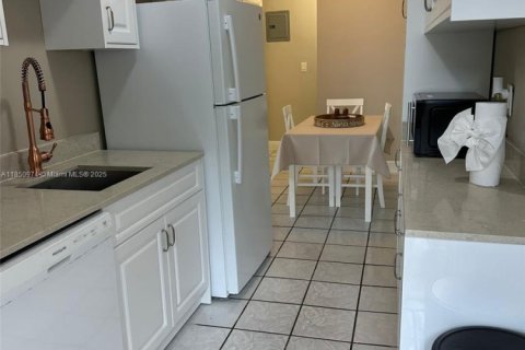 Condo in Hollywood, Florida, 1 bedroom  № 1855242 - photo 6