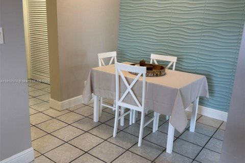 Condo in Hollywood, Florida, 1 bedroom  № 1855242 - photo 4