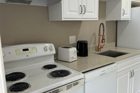 Condo in Hollywood, Florida, 1 bedroom  № 1855242 - photo 5