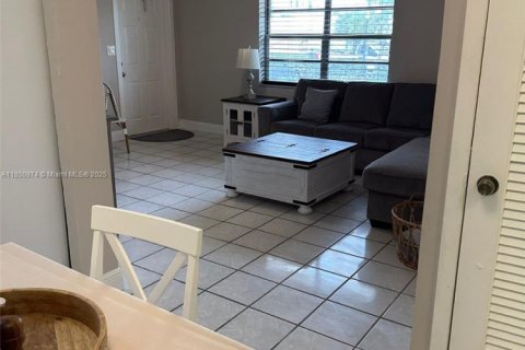 Condo in Hollywood, Florida, 1 bedroom  № 1855242 - photo 3