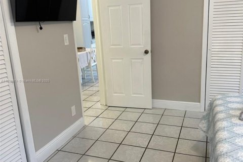 Condo in Hollywood, Florida, 1 bedroom  № 1855242 - photo 9