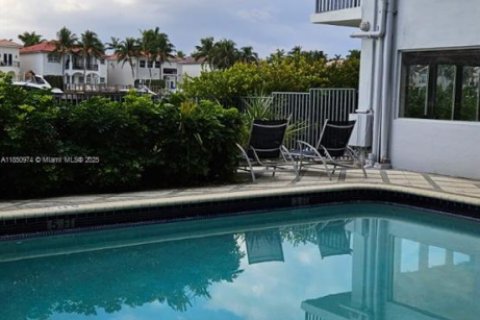 Condo in Hollywood, Florida, 1 bedroom  № 1855242 - photo 12