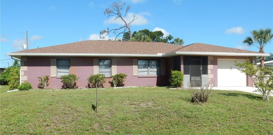 House in Port Charlotte, Florida 3 bedrooms, 152.45 sq.m. № 2345369