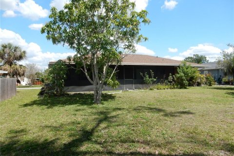 House in Port Charlotte, Florida 3 bedrooms, 152.45 sq.m. № 2345369 - photo 22