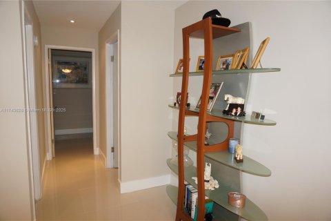 Condo in Sunny Isles Beach, Florida, 2 bedrooms  № 1953926 - photo 13