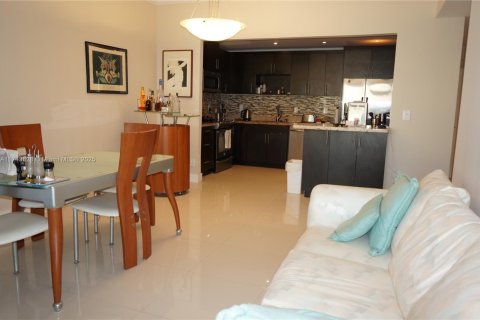 Condo in Sunny Isles Beach, Florida, 2 bedrooms  № 1953926 - photo 7