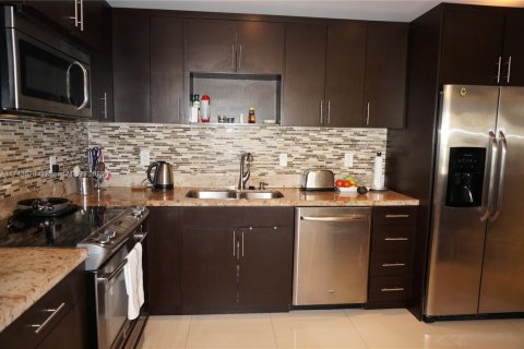 Condo in Sunny Isles Beach, Florida, 2 bedrooms  № 1953926 - photo 9