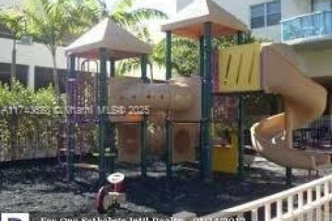 Condo in Sunny Isles Beach, Florida, 2 bedrooms  № 1953926 - photo 30