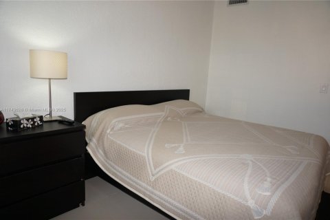 Condo in Sunny Isles Beach, Florida, 2 bedrooms  № 1953926 - photo 15