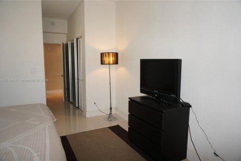 Condo in Sunny Isles Beach, Florida, 2 bedrooms  № 1953926 - photo 16