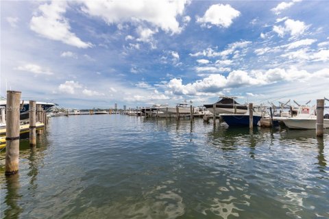 Condo in North Bay Village, Florida, 2 bedrooms  № 2086357 - photo 30