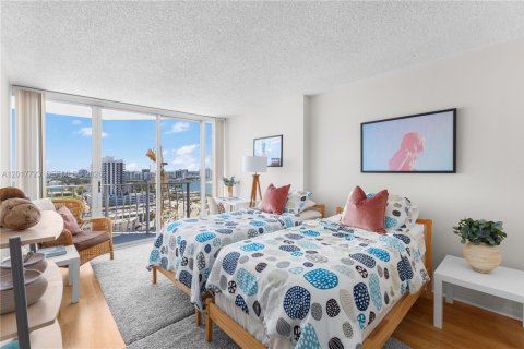 Condo in North Bay Village, Florida, 2 bedrooms  № 2086357 - photo 14
