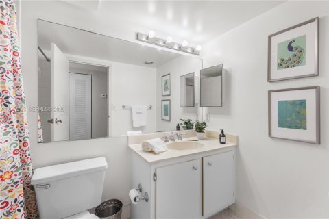 Condo in North Bay Village, Florida, 2 bedrooms  № 2086357 - photo 12