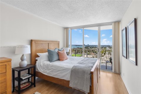 Condo in North Bay Village, Florida, 2 bedrooms  № 2086357 - photo 9