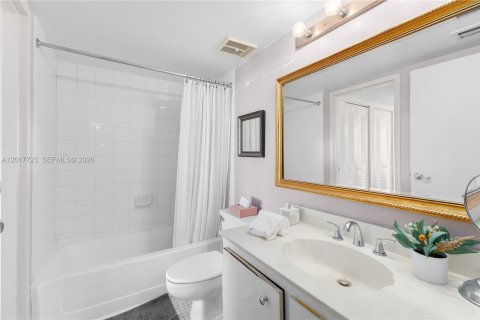 Condo in North Bay Village, Florida, 2 bedrooms  № 2086357 - photo 18