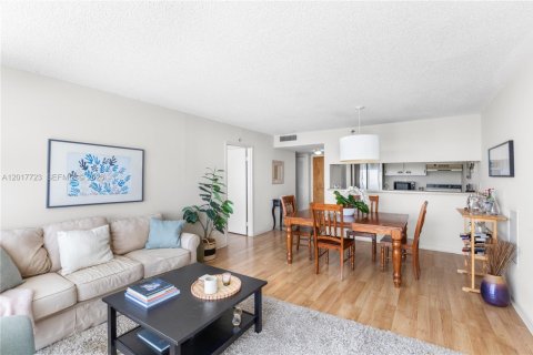 Condo in North Bay Village, Florida, 2 bedrooms  № 2086357 - photo 2