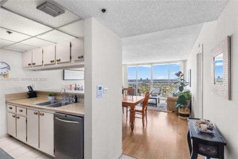 Condo in North Bay Village, Florida, 2 bedrooms  № 2086357 - photo 5